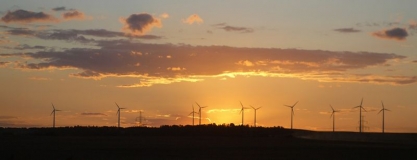 Sonnenuntergangsstimmung hinter einem Windenergiefeld
