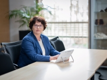 Präsidentin Sabine Riewenherm sitzt an einem Tablet