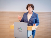 Präsidentin Sabine Riewenherm steht an einem Stehpult