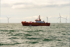 Schiffsverkehr (Sicherungsschiff) im Nahbereich von Konverterplattformen in der Nordsee. Im Hintergrund der Offshore-Windpark Nordsee Ost