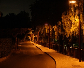 Full Cut-Off Leuchte am Straßenrand bei Nacht