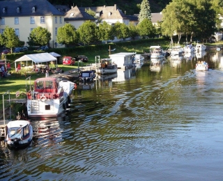 Freizeitschifffe am Ufer der Lahn bei Lauenburg