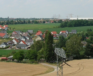 Agrarlandschaft östlich von Schkeuditz mit Logistikbauten und Tendenzen der Zersiedelung durch Einfamilienhausbebauung