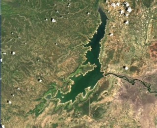 Satellitenbild des Itezhi-Tezhi Reservoir bei Niedrigwasser.
