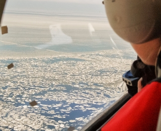 Flugzählung im Winter – Eisschollen auf dem Wasser
