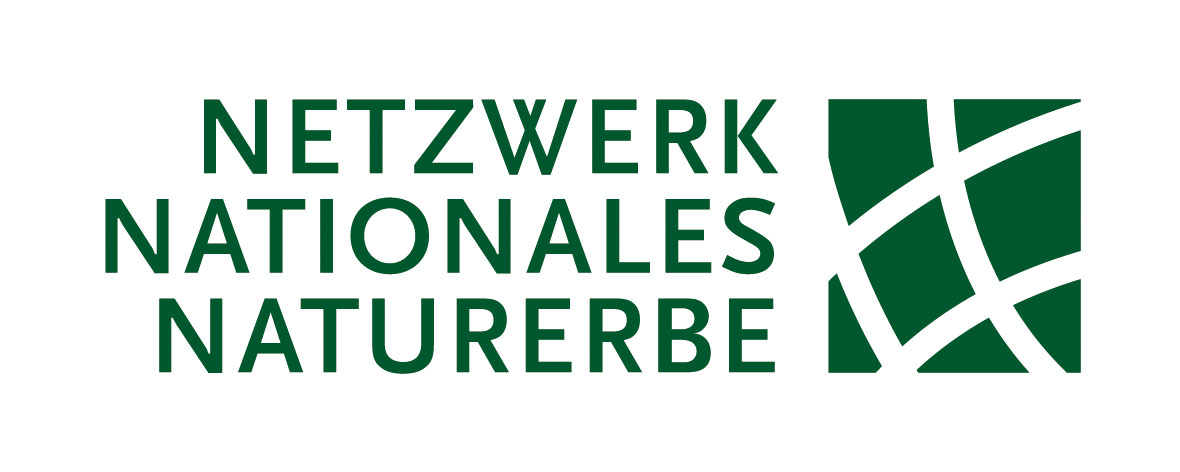Auf der Abbildung ist das Logo des Netzwerks Nationales Naturerbe abgebildet.