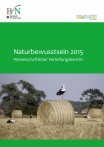 Cover der Broschüre Naturbewusstsein Wissenschaftlicher Vertiefungsbericht 2015 mit einem Storch auf einem Heuballen