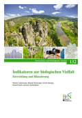 Titelcover NaBiV 132. Das Bild zeigt eine bergige Landschaft mit kleineren Bildern von Diagramm, Schmetteling, einen Bebachter mit Fernglas und einer Deutschland Karte