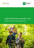  Gruppe von Kindern, die begleitet von Erwachsenen gemeinsam einen Wald erkunden.