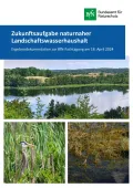 Cover der Broschüre: Zukunftsaufgabe naturnaher Landschaftswasserhaushalt. Titelbild oben: Foto vom Sabinensee: Mareike Hees ; Titelbild unten links: Foto eines Reihers: Jen Healy ; Titelbild unten rechts: Nahaufnahme eines Feuchtgebietes: Valeria Bukina