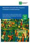 Cover von BfN-Schriften 761; Titelbild: Eine KI-generierte Collage aus vier Bildern: Bild 1 zeigt einen Bauern mit Kühen auf einer Weide. Bild 2 zeigt einen Stadtpark mit Menschen. Bild 3 zeigt Menschen, die gemeinsam pflanzen. Bild 4 zeigt Menschen vor einer Infotafel zu einem (geplanten) Nationalpark. (GPT-4o mini von OpenAI)