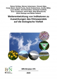 Cover von BfN-Skript 576: Foto im Zentrum: Blick in den Himmel; Fotos unten (v. l.): Echte Arnika (Arnica montana), Berggipfel, Meeresbucht, strukturierte Landschaft; Fotos rechts (v. o.): Kohlmeise (Parus major), Schild eines Naturschutzgebietes (alle Fotos: Elisa Braeckevelt, Stefan Heiland)