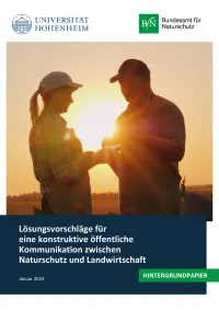 Cover des Hintergrundpapiers mit zwei Personen bei Sonnenuntergang auf einer landwirtschaftlichen Fläche