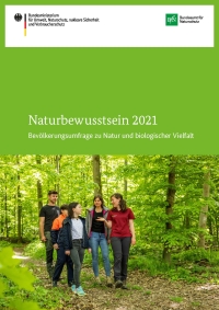 Cover mit drei Jugendlichen und zwei Erwachsenen, die im Wald spazieren