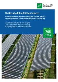 Cover von BfN-Schriften 705; Titelbild: Agri-Photovoltaikanlage über Beerenobst (BayWa r.e. AG)