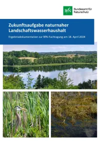 Cover der Broschüre: Zukunftsaufgabe naturnaher Landschaftswasserhaushalt. Titelbild oben: Foto vom Sabinensee: Mareike Hees ; Titelbild unten links: Foto eines Reihers: Jen Healy ; Titelbild unten rechts: Nahaufnahme eines Feuchtgebietes: Valeria Bukina