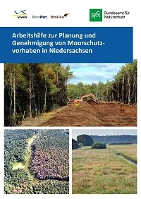 Cover der Broschüre: Arbeitshilfe zur Planung und Genehmigung von Moorschutzvorhaben in Niedersachsen. Titelbilder: oben – Baumaßnahmen im Otternhagener Moor im Rahmen des LIFE-Projektes „Hannoversche Moorgeest“ (Lennard Heidberg), unten links – Vogelperspektive auf die Baumaßnahmen im Otternhagener Moor (Marcel Hollenbach), unten rechts – Moorgrünland in den Niederungsgebieten des Drömlings (Hans-Jürgen Zietz).