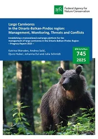 Cover von BfN-Schriften 745; Titelbild: A brown bear looking curiously in a forest (© Reljić)
