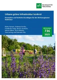 Cover von BfN-Schriften 736; Titelbild: Blühflächen mit Wiesensalbei als grüner Korridor entlang vom Radschnellweg und Bahnglei-sen im Hans-Baluschek-Park in Berlin (M. Meier)