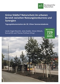 Cover von BfN-Schriften 729; Titelbild: Blick auf den Europaplatz in Tübingen, Herbst 2023: Im Zuge des Umbaus wurden ca. 170 Bäume gepflanzt. Die Baumarten (z.B. Hopfenbuchen) sind an das städtische Klima angepasst und sollen auch zunehmender Trockenheit und Hitze standhalten (Foto: Charlotte Müller)