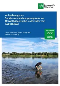 Cover von BfN-Schriften 777; Titelbild: Projektmitarbeiter Tim Königsberger bei der Probenahme von Wirbellosen (Makrozoobenthos) in der Oder bei Lebus im September 2023 (Foto: R. Rössl)