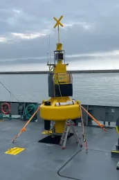 Oberer Teil der Datentonne auf dem Schiff