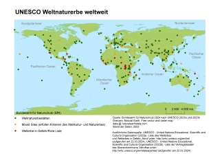 Weltkarte mit eingezeichneten Weltnaturerbestätten, Mixed-Sites (sowohl Natur- als auch Kulturerbe) und Welterbestätten auf der roten Liste