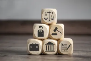 Würfel mit Rechtssymbolen