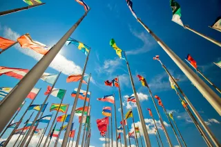 Unterschiedliche internationale Flaggen