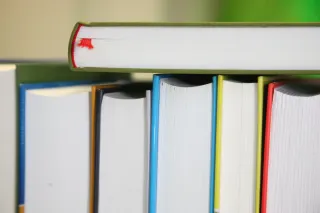 Bücher in einem Regal