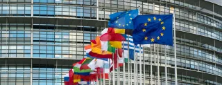 Blick auf das Gebäude des Parlaments der Europäischen Union und die Flaggen aller Mitgliedstaaten in Straßburg