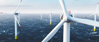 Offshore-Windkraft- und Energiepark mit vielen Windturbinen auf dem Meer
