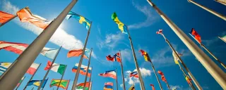Unterschiedliche internationale Flaggen