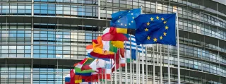 Europäische Flaggen vor einem Gebäude