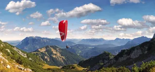 Gleitschirmfieger über den Alpen