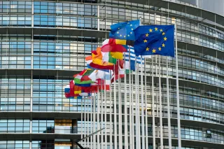 Europäische Flaggen vor einem Gebäude