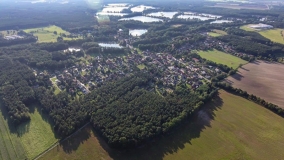 Eine typische Landschaft in der Oberlausitz: Teichgebiete, Ackerflächen, Kiefern und Buchen/Eichenwälder.