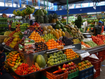 Das Foto zeigt einen Obststand in Kolumbien