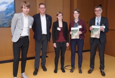 Auf dem Foto sind Teilnehmer der Abschlusskonferenz bei der Überreichung der Studie zu sehen.