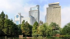 Blick aus dem Park auf Hochhauskulisse Shanghai, China