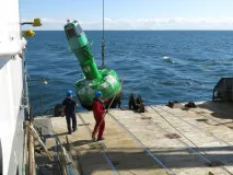 Tonne wird auf einen Tonnenleger verladen, um ein Erfassungssystem zu installieren