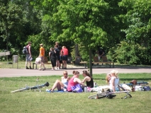 Menschen im sommerlichen Park