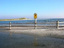 Küstenstreifen mit Dünen, Sandbänken und Uferbereich im Nationalpark Vorpommersche Boddenlandschaft auf dem Darß mit Nationalparkschild