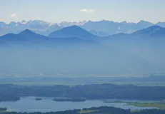 Luftaufnahme mit Blick von Nordosten über den Staffelsee zum Ammergebirge.