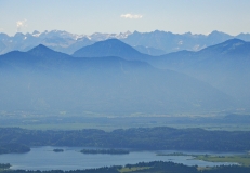 Luftaufnahme mit Blick von Nordosten über den Staffelsee zum Ammergebirge.