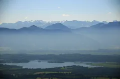 Luftaufnahme mit Blick von Nordosten über den Staffelsee zum Ammergebirge.