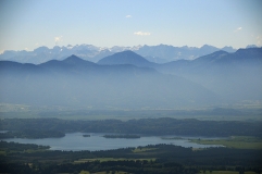 Luftaufnahme mit Blick von Nordosten über den Staffelsee zum Ammergebirge.
