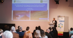 Dr. Andreas Krüß, Leiter des Aufbaustabs NMZB auf dem Podium begrüßt die Teilnehmenden