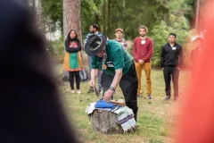 Personen draußen, eine Person zeigt etwas