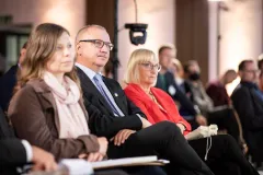 Publikum mit der parlamentarischen Staatssekretärin Dr. Bettina Hoffmann (r.)